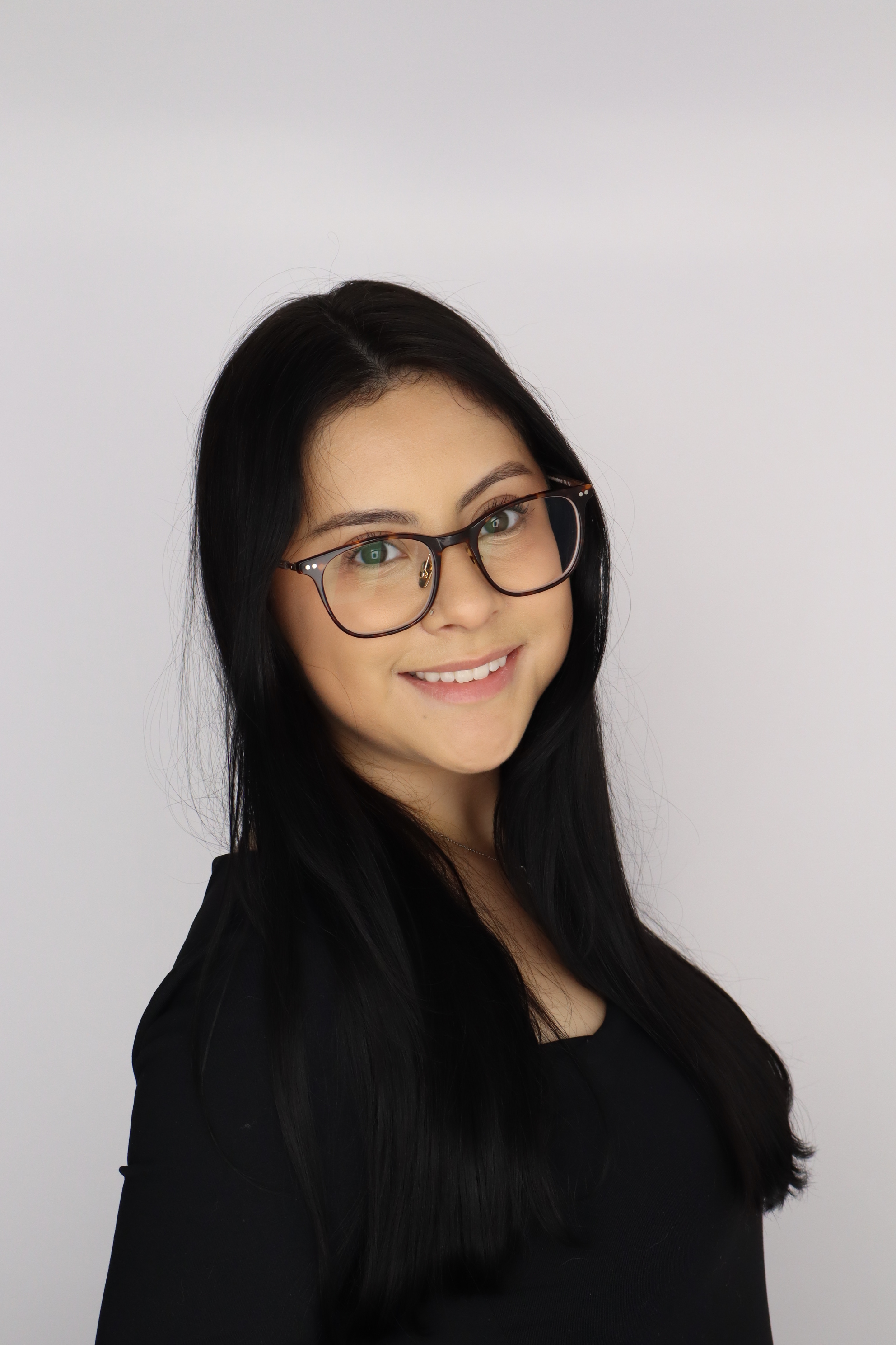 Nallely De La Rosa headshot